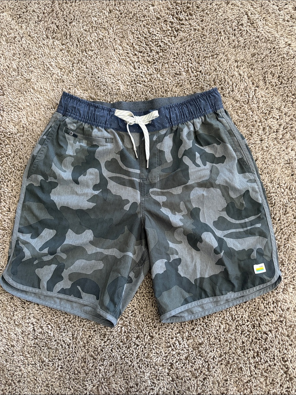 Vuori Banks Shorts Mens Grey Charcoal Camo Hybrid Boardshorts 7.5in
- Size Small
